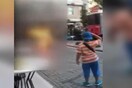 Κωνσταντινούπολη: Άνδρας αυτοπυρπολήθηκε στον Γαλατά- Άπραγος ο κόσμος, απαθανάτιζε τη σκηνή