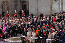 Αλλού ο ένας, αλλού ο άλλος: Ο πρίγκιπας Γουίλιαμ κάθισε μακριά από τον Χάρι -Τους έχωσαν με την Μέγκαν μέσα στο πλήθος