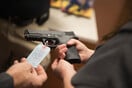 O Καναδάς «παγώνει» τις πωλήσεις όπλων χειρός - Ουρές στα οπλοπωλεία