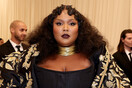 Lizzo: Αφαίρεσε προσβλητική λέξη για ΑμεΑ από τραγούδι της εν μέσω αντιδράσεων