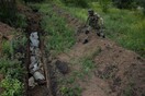 Οι NYT δημοσίευσαν νέα φωτογραφία από ομαδικό τάφο στην περιοχή του Λουγκάνσκ- Περίπου 300 πτώματα