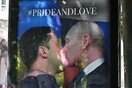 Ζελένσκι και Πούτιν ανταλάσσουν φιλί στο στόμα – Η αφίσα του Banksy του Τορίνο για την εβδομάδα Pride