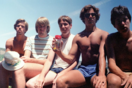 Πέντε φίλοι ποζάρουν για την ίδια φωτογραφία εδώ και 40 χρόνια