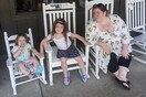 «Σταμάτα, σκοτώνεις τη μαμά»: Ξυλοκόπησε και στραγγάλισε την φίλη του μπροστά στις κόρες της