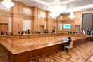 Viral το (νέο) τεράστιο τραπέζι με τον Πούτιν σε Σύνοδο Κορυφής στην Κασπία
