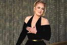 Εκθαμβωτική με δημιουργία Σκιαπαρέλι η Adele αποθεώθηκε σε φεστιβάλ στο Χάιντ παρκ 