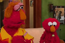 Ο σχεδόν 4χρονος Έλμο από το «Sesame Street» εμβολιάστηκε - «Ένιωσα ένα τσιμπηματάκι, αλλά οκ»