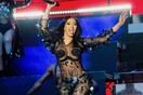 Η Cardi B αρνείται ότι χτύπησε φαν της με το μικρόφωνο 