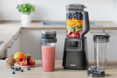 Το SENCOR Super Vacuum Blender διατηρεί τα θρεπτικά συστατικά σε φρούτα και λαχανικά έως και 24 ώρες, αποθηκεύοντας τον χυμό τους σε κενό αέρος.