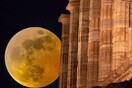Εντυπωσιακά καρέ από το «Φεγγάρι του Ελαφιού» - Η πιο φωτεινή υπερπανσέληνος του έτους