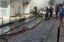 Θεσσαλονίκη: Στις φλόγες αυτοκίνητο μετά από έκρηξη- Σε είσοδο πολυκατοικίας 