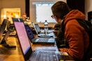 Σχολεία θέλουν να ετοιμάσουν τη Gen Z για τον αληθινό κόσμο και διδάσκουν πώς να εξοικονομείς χρήματα