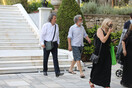 Πήγε με βερμούδα και σαγιονάρα στο Προεδρικό Μέγαρο και έγινε viral