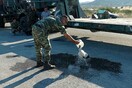 Η στιγμή που στρατιωτικός σώζει πελαργό καμένο στα πόδια από την πυρκαγιά στη Λέσβο
