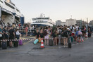 Εγκαταλείπουν την Αθήνα οι πρώτοι αδειούχοι του Αυγούστου: Αυξημένη η κίνηση στο λιμάνι του Πειραιά