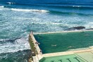 Bondi Icebergs: Μια από τις πιο πολυφωτογραφημένες πισίνες του κόσμου -Δίπλα στα βράχια, εκεί που σκάνε τα κύματα