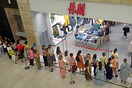 Κλείνουν τα καταστήματα H&M στη Ρωσία, ουρές για τις τελευταίες αγορές
