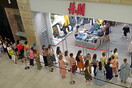 Κλείνουν τα καταστήματα H&M στη Ρωσία, ουρές για τις τελευταίες αγορές