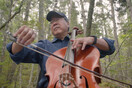 Ο Yo-Yo Ma ερμηνεύει ένα έργο για βιολοντσέλο στο δάσος, με τη συνοδεία χορωδίας πουλιών