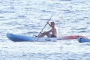 Ο Εμανουέλ Μακρόν κάνει διακοπές στο κάστρο Μπρεγκανσόν -Κωπηλατεί με κανό, συνοδεία σεκιούριτι