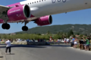 Νέα προσγείωση-θρίλερ στο αεροδρόμιο της Σκιάθου – Airbus πέρασε πάνω από τα κεφάλια του κόσμου