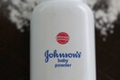 Η Johnson & Johnson θα διακόψει την πούδρα με ταλκ από το 2023 μετά τις μηνύσεις για αμίαντο