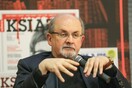 Σαλμάν Ρούσντι: «Aξίζει συγχαρητήρια» - Οι πρώτες αντιδράσεις στο Ιράν για την επίθεση στον συγγραφέα 
