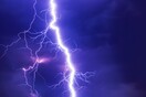 Κεραυνός έπεσε σε σπίτι στη Θεσσαλονίκη και έβαλε φωτιά στη στέγη