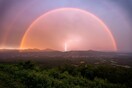 Αλλόκοσμο θέαμα: Διπλό ουράνιο τόξο πλαισιώνει κεραυνό στον ορίζοντα της Βιρτζίνια