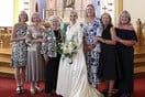 Ένα νυφικό, οκτώ γάμοι: Οι νύφες μιας οικογένειας παντρεύονται εδώ και 72 χρόνια με το ίδιο κλασικό σατέν φόρεμα 