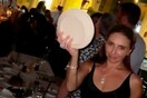 Αντιδράσεις από τις διακοπές της συζύγου του Πεσκόφ στην Ελλάδα- Σπάει πιάτα σε ελληνική ταβέρνα