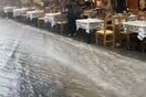 «Ποτάμια» τα στενά στο Μοναστηράκι κατά τη χθεσινή καταιγίδα - Το βίντεο τουρίστριας
