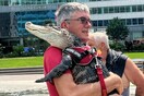 Viral η βόλτα του αλιγάτορα Wally σε πάρκο της Φιλαδέλφειας- Χαρίζει αγκαλιές σε περαστικούς 