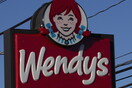Γιατί τα Wendy's στον Καναδά έβαλαν γκρίζα μαλλιά στην διάσημη κοκκινομάλλα μασκότ τους