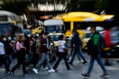 Έρευνα ΓΣΕΕ: Οι Έλληνες «χάνουν» δύο κατώτατους μισθούς για να πληρώσουν το αυξημένο ρεύμα