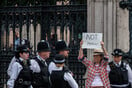 «Κάτω η μοναρχία»: Αντιδράσεις στη Βρετανία με τη σύλληψη πολιτών που εκφράζουν αντιμοναρχικό αίσθημα 