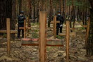 Ομαδικός τάφος στην Ουκρανία: «Υπάρχουν νεκροί με τα χέρια δεμένα πίσω στην πλάτη»