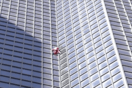 Άνδρας σκαρφαλώνει σε ουρανοξύστη