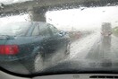 Κίνδυνοι και λάθη όταν οδηγούμε με βροχή