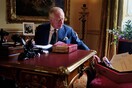 Κάρολος: H επίσημη φωτογραφία ως βασιλιάς- Αποκωδικοποιώντας το γραφείο του 