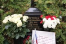 «Ο γιος σας φέρεται απαράδεκτα»: Το σημείωμα ακτιβιστών στον τάφο των γονιών Πούτιν 