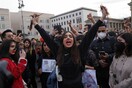 Χάος και τρόμος στο Ιράν: Αξιωματικοί απειλούν να βιάσουν διαδηλώτριες αν δε σωπάσουν