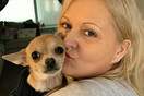 Γυναίκα νοσηλεύτηκε αφού ο σκύλος της αφόδευσε στο πρόσωπό της ενώ κοιμόταν