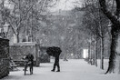 Άνδρας με ομπρέλα στο χιόνι