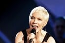 Η Annie Lennox δείχνει το πρώτο της τατουάζ