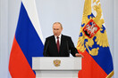 Ο Βλαντίμιρ Πούτιν σε ομιλία μπροστά από ρωσικές σημαίες