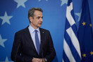 Ο Κυριάκος Μητσοτάκης δίπλα σε σημαίες της Ελλάδας και της ΕΕ