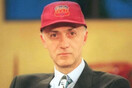 Ο Νίκος Μαστοράκης με κόκκινο καπέλο