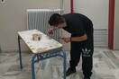 Μαθητής του ΕΠΑΛ διορθώνει θρανία