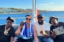 Κωνσταντίνος Αργυρός και 50 Cent ποζάρουν σε πολυτελές γιοτ πριν τη συναυλία τους στο ΟΑΚΑ